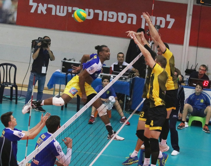 Maccabi - Shakhtior in Tel Aviv_16